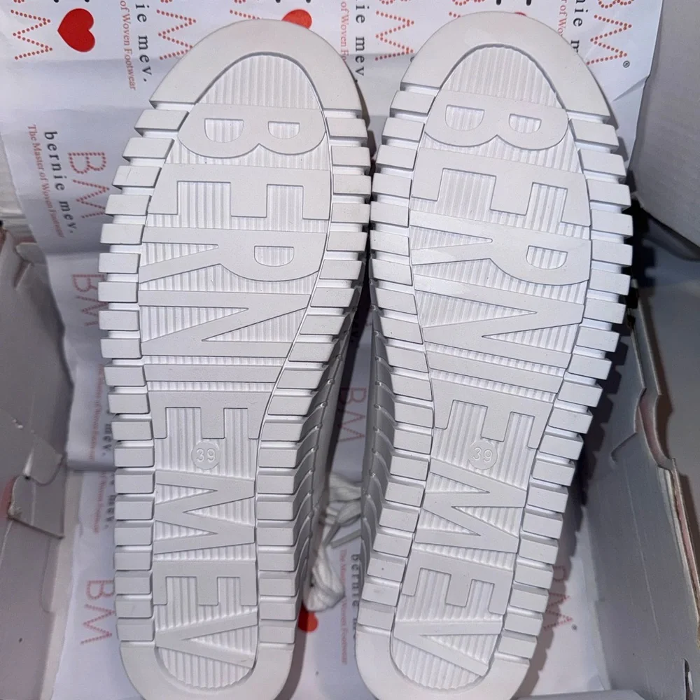 bernie mev. Aya White Memory Foam Platform Sneakers, Size 39 NEW